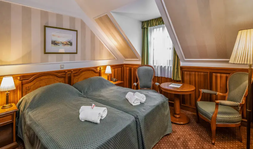 Kastlyhotel Sasvr Pardsasvr - Mjus 1. (min. 2 j)