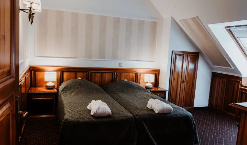 Kastlyhotel Sasvr Pardsasvr - Mjus 1. (min. 2 j)