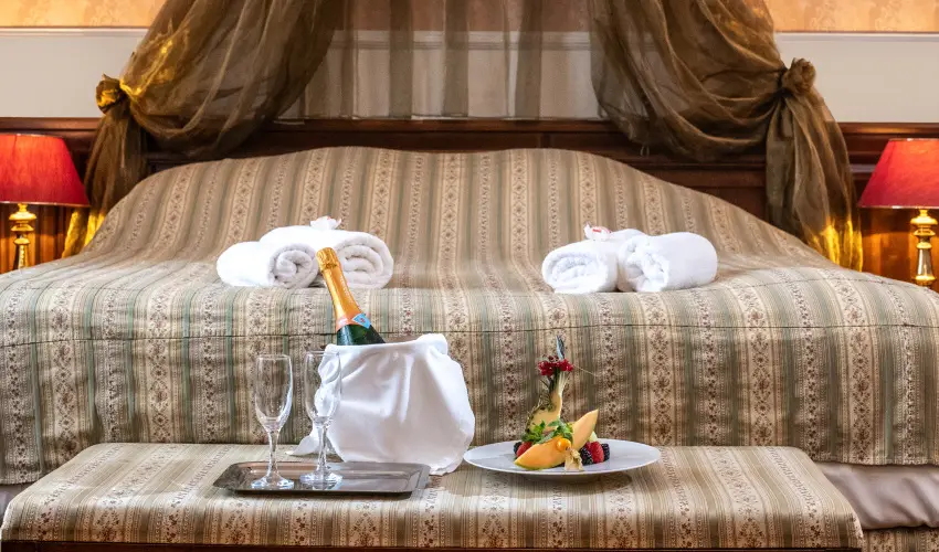 Kastlyhotel Sasvr Pardsasvr - Mjus 1. (min. 2 j)