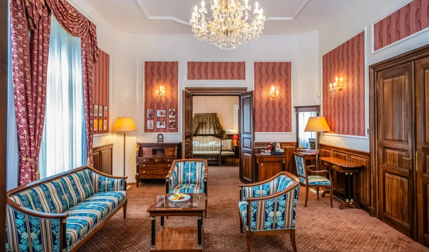 Kastlyhotel Sasvr Pardsasvr - Mjus 1. (min. 2 j)