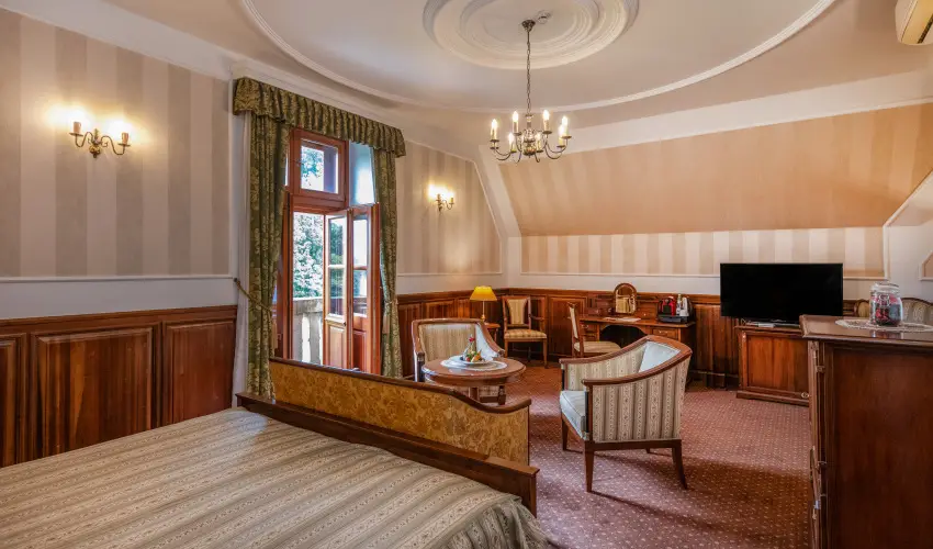 Kastlyhotel Sasvr Pardsasvr - Mjus 1. (min. 2 j)