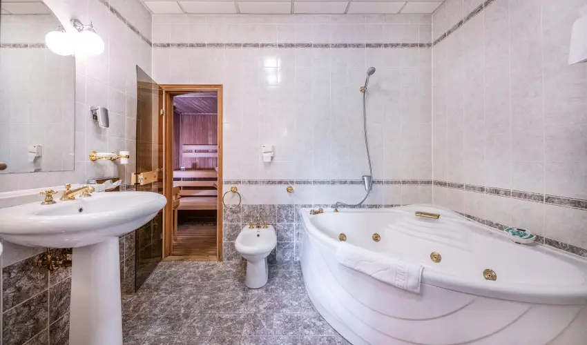 Kastlyhotel Sasvr Pardsasvr - Mjus 1. (min. 2 j)