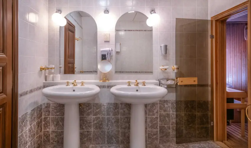 Kastlyhotel Sasvr Pardsasvr - Mjus 1. (min. 2 j)