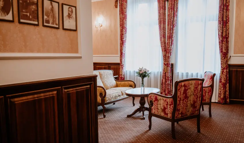 Kastlyhotel Sasvr Pardsasvr - Mjus 1. (min. 2 j)