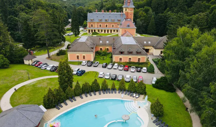 Kastlyhotel Sasvr Pardsasvr - Mjus 1. (min. 2 j)