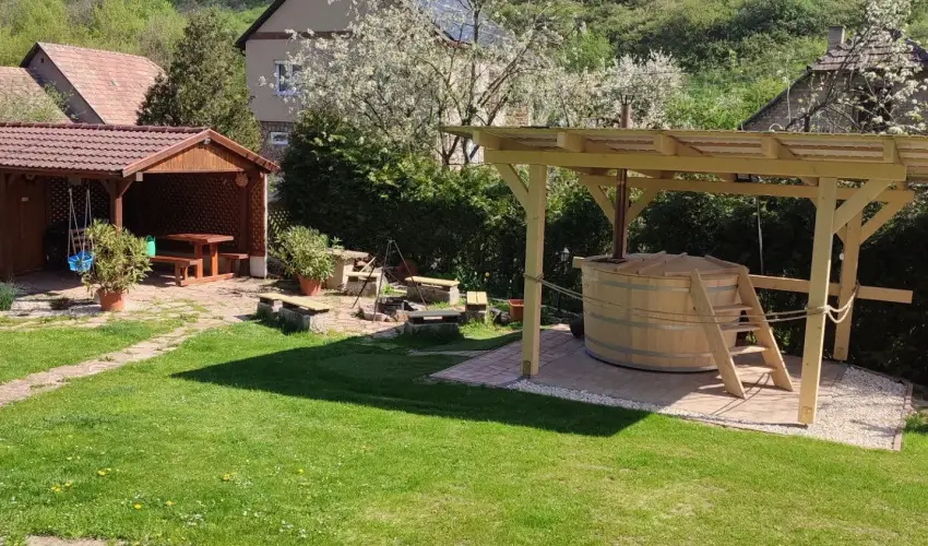 Kat�ng Vend�gh�z Tardos - M�jus 1. (min. 2 �j)