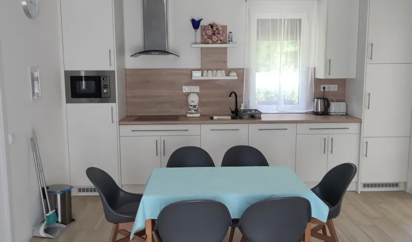 Kat�ng Vend�gh�z Tardos - M�jus 1. (min. 2 �j)