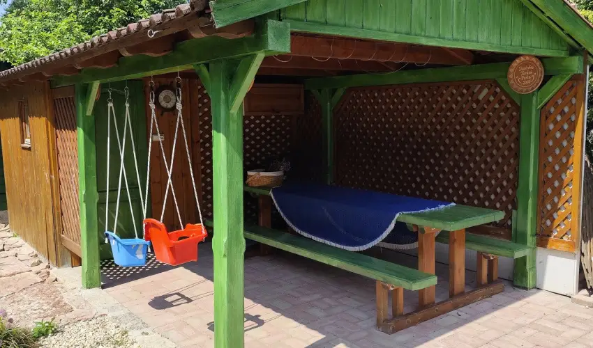 Kat�ng Vend�gh�z Tardos - M�jus 1. (min. 2 �j)