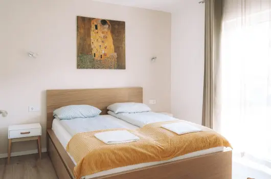 Kat�ng Vend�gh�z - M�jus 1. (min. 2 �j)