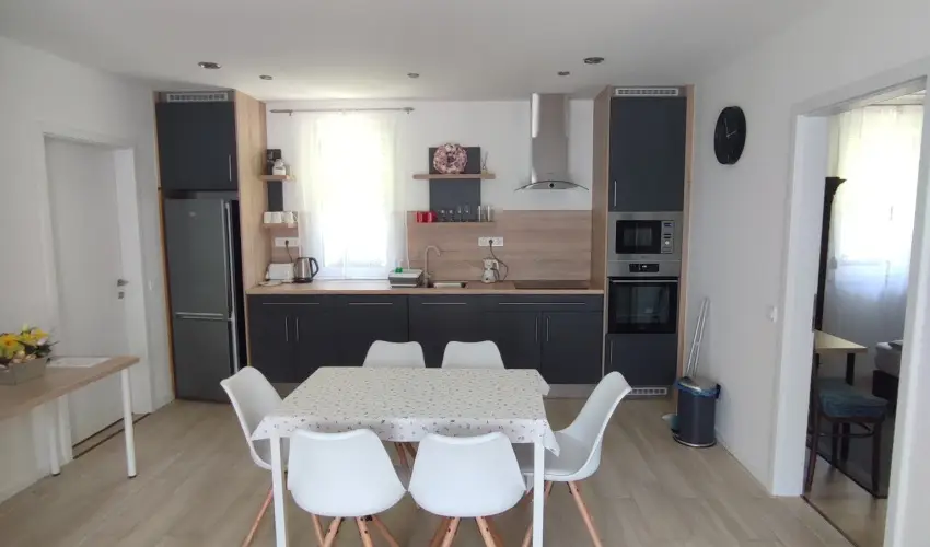 Kat�ng Vend�gh�z Tardos - M�jus 1. (min. 2 �j)