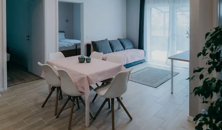 Kat�ng Vend�gh�z Tardos - M�jus 1. (min. 2 �j)