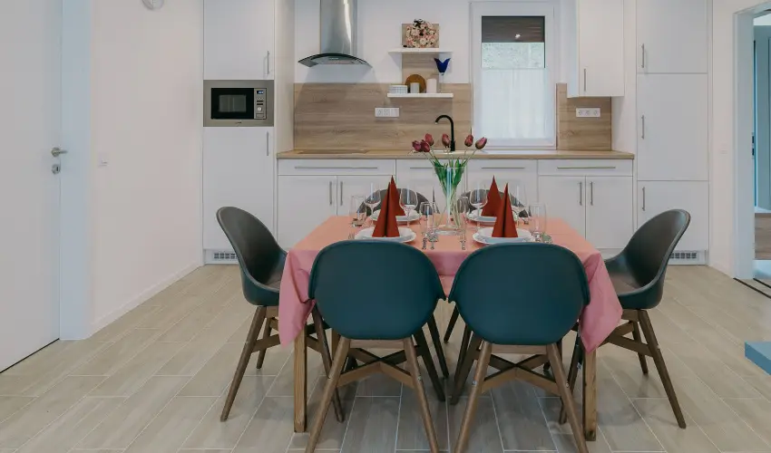 Kat�ng Vend�gh�z Tardos - M�jus 1. (min. 2 �j)