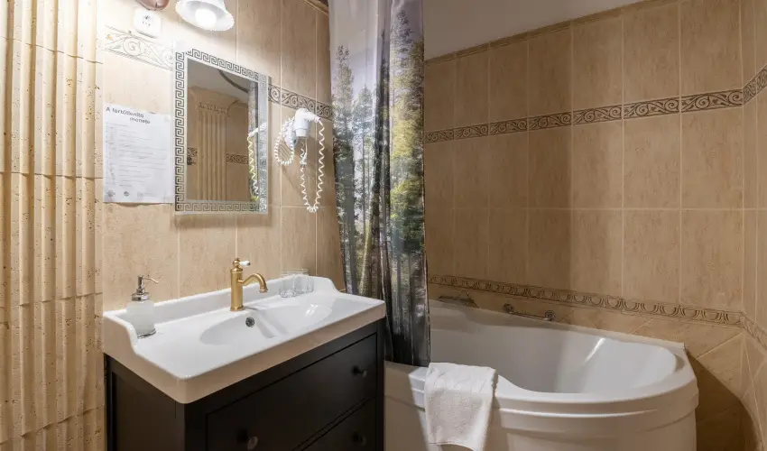 Kkapu Vadszkastly s Hotel & Apartments Nagyhuta - Mjus 1. (min. 2 j)