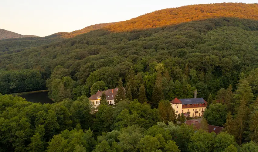 Kkapu Vadszkastly s Hotel & Apartments Nagyhuta - Mjus 1. (min. 2 j)