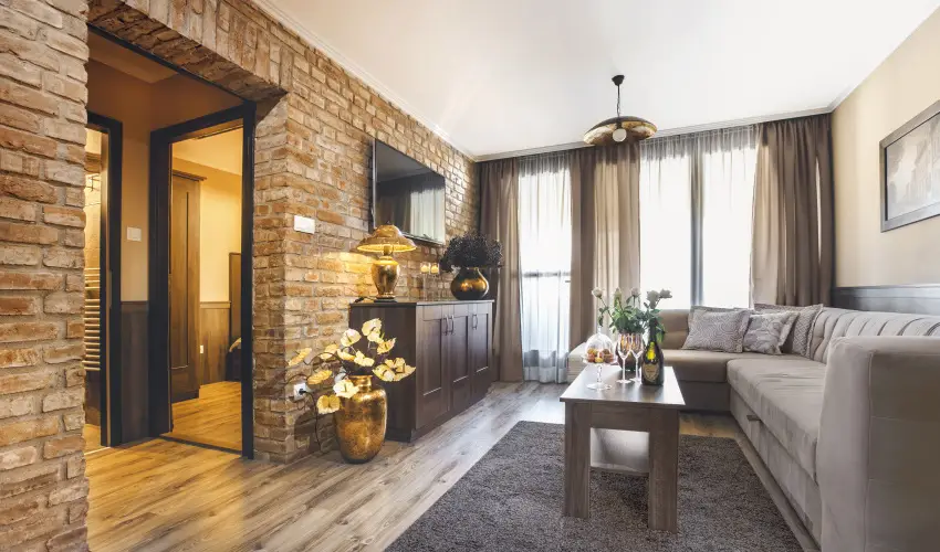 Koml Hotel Gyula - Mjus 1. (min. 2 j)