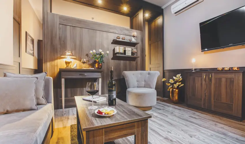 Koml Hotel Gyula - Mjus 1. (min. 2 j)