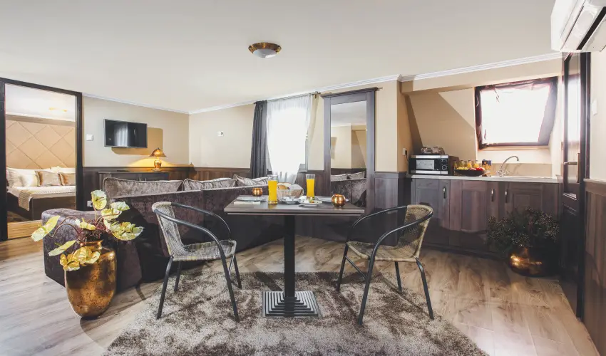 Koml Hotel Gyula - Mjus 1. (min. 2 j)