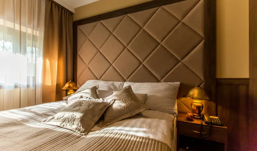 Koml Hotel Gyula - Mjus 1. (min. 2 j)