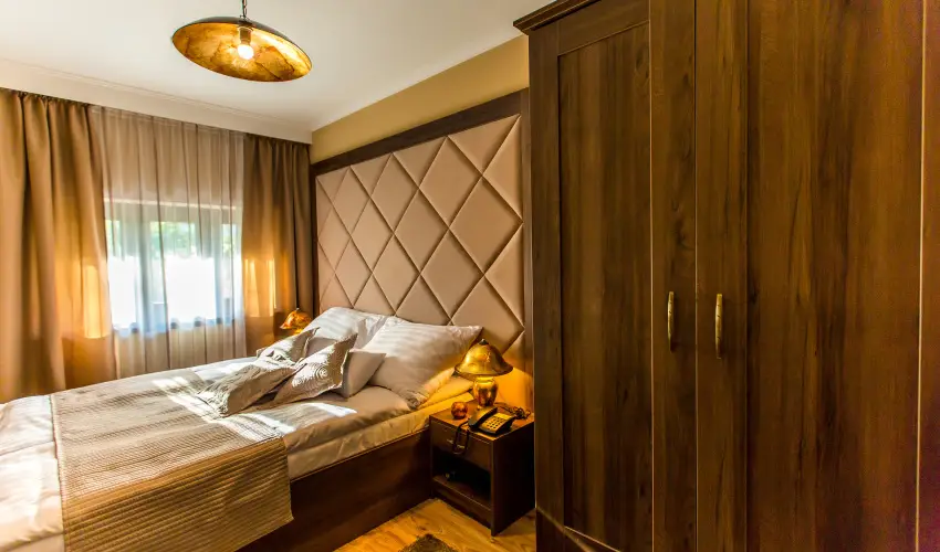 Koml Hotel Gyula - Mjus 1. (min. 2 j)