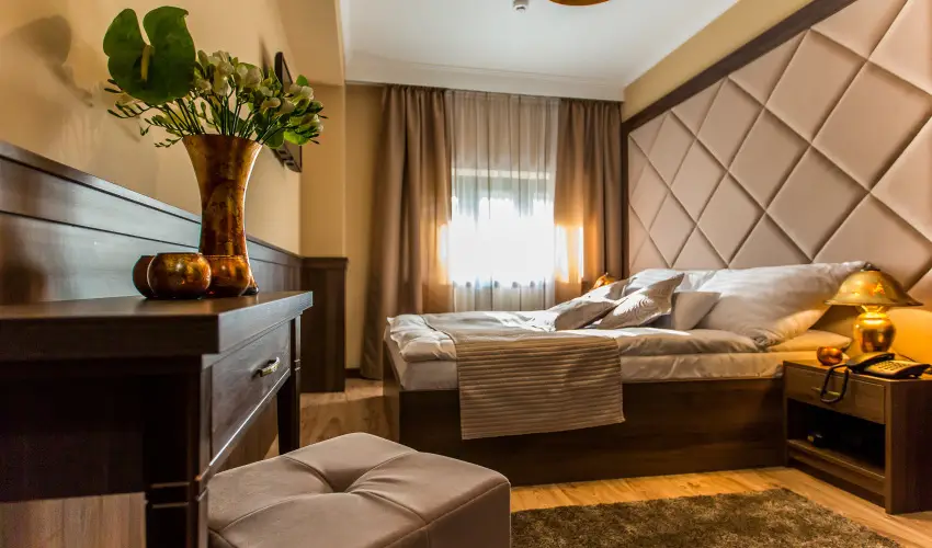 Koml Hotel Gyula - Mjus 1. (min. 2 j)