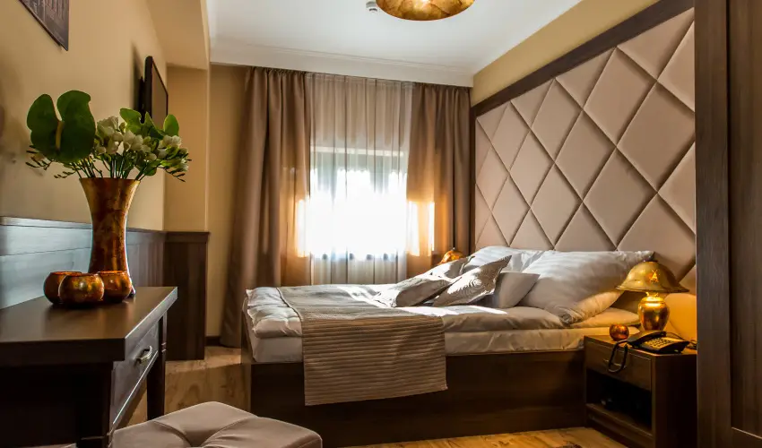 Koml Hotel Gyula - Mjus 1. (min. 2 j)