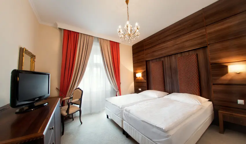 Kristly Imperial Hotel Tata - Mjus 1. 