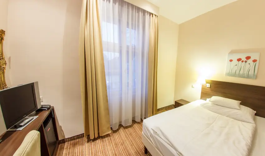 Kristly Imperial Hotel Tata - Mjus 1. 