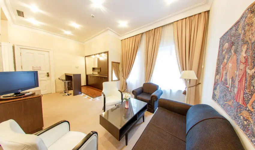 Kristly Imperial Hotel Tata - Mjus 1. 