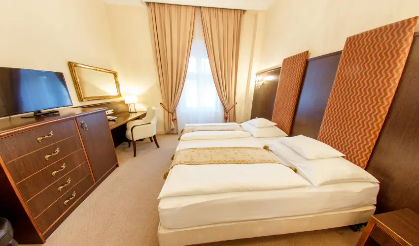 Kristly Imperial Hotel Tata - Mjus 1. 