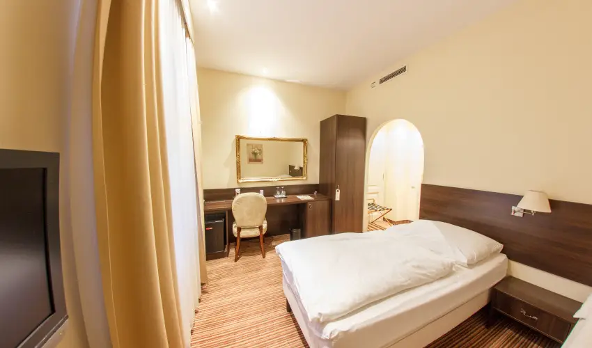 Kristly Imperial Hotel Tata - Mjus 1. 