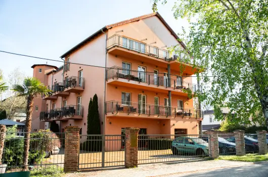 La Riva Hotel - M�jus 1.