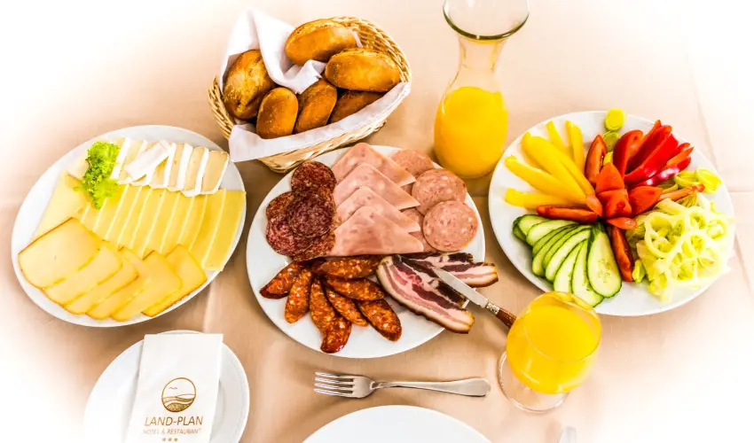 Land-Plan Hotel & Restaurant T�lt�stava - M�jus 1. 