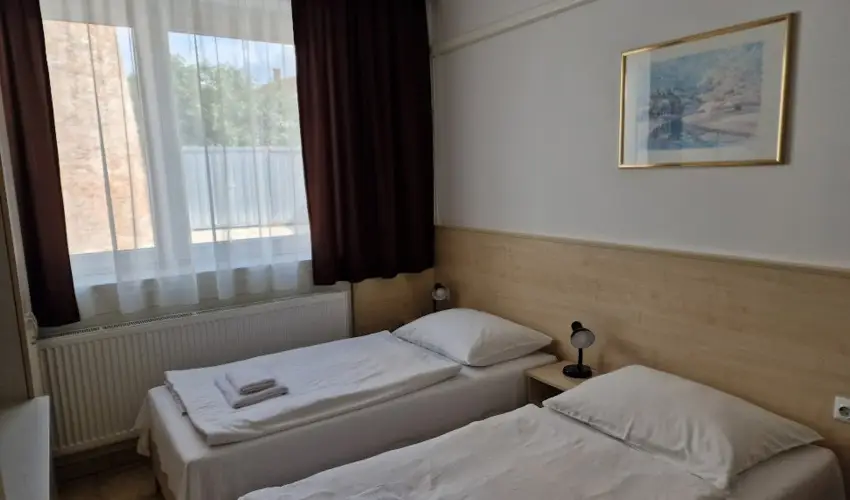 Lencs�s Apartmanh�z Apartmanok Sopron - M�jus 1.