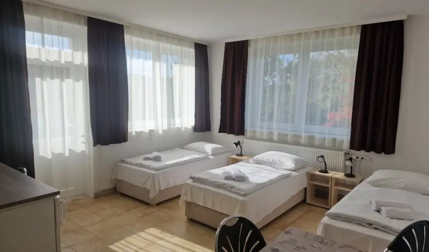 Lencs�s Apartmanh�z Apartmanok Sopron - M�jus 1.
