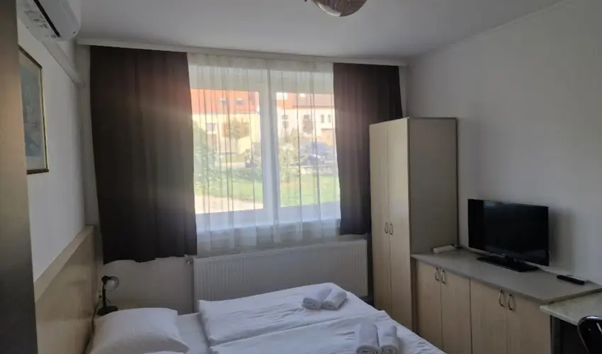Lencs�s Apartmanh�z Apartmanok Sopron - M�jus 1.