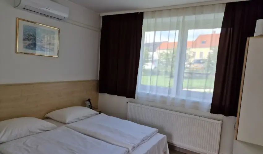 Lencs�s Apartmanh�z Apartmanok Sopron - M�jus 1.