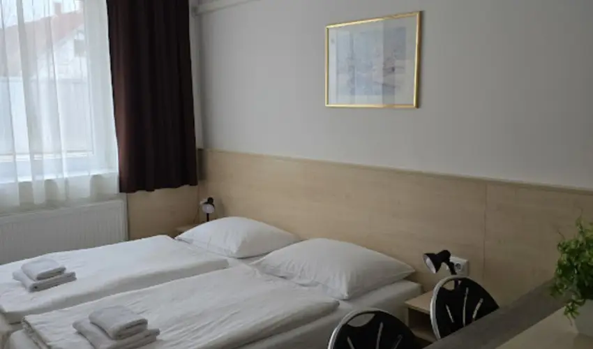 Lencs�s Apartmanh�z Apartmanok Sopron - M�jus 1.