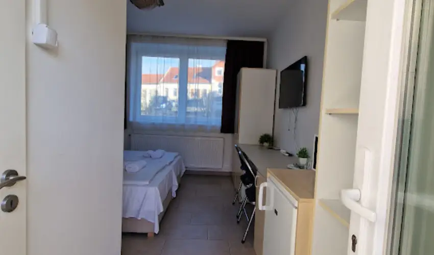 Lencs�s Apartmanh�z Apartmanok Sopron - M�jus 1.