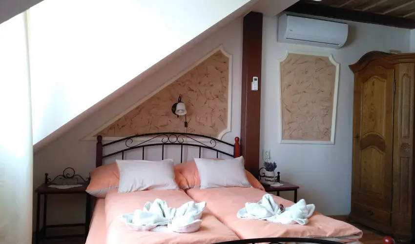 Margar�ta Panzi� S�rospatak - M�jus 1. (min. 2 �j)