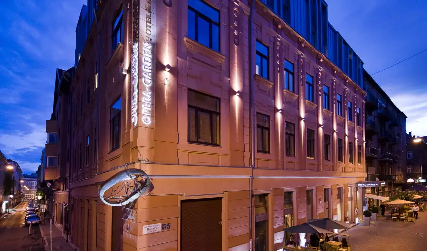 Opera Garden Hotel & Apartments Budapest - Mjus 1. - teljes elrefizetssel (min. 2 j)