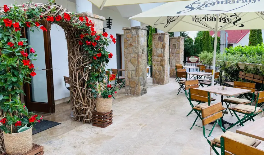 reg Halsz tterem s Fogad Tt - Mjus 1.