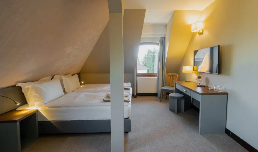 reg Halsz tterem s Fogad Tt - Mjus 1.