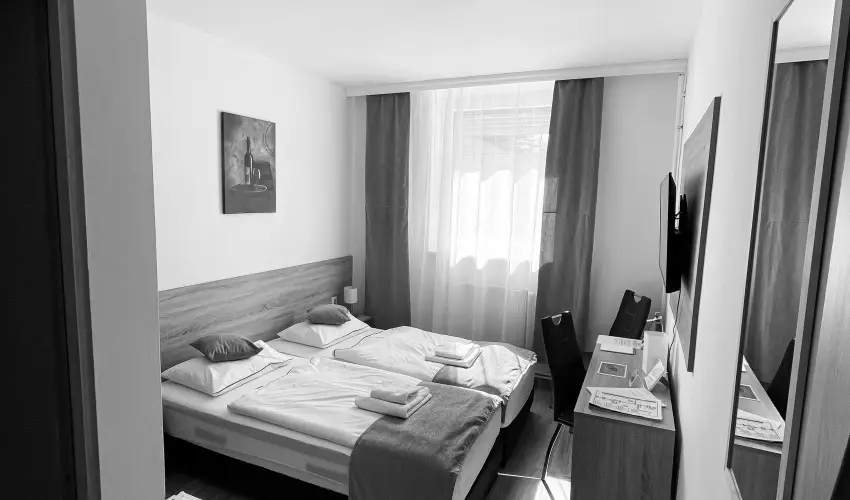 �reg-t� Hotel Tata - M�jus 1. 