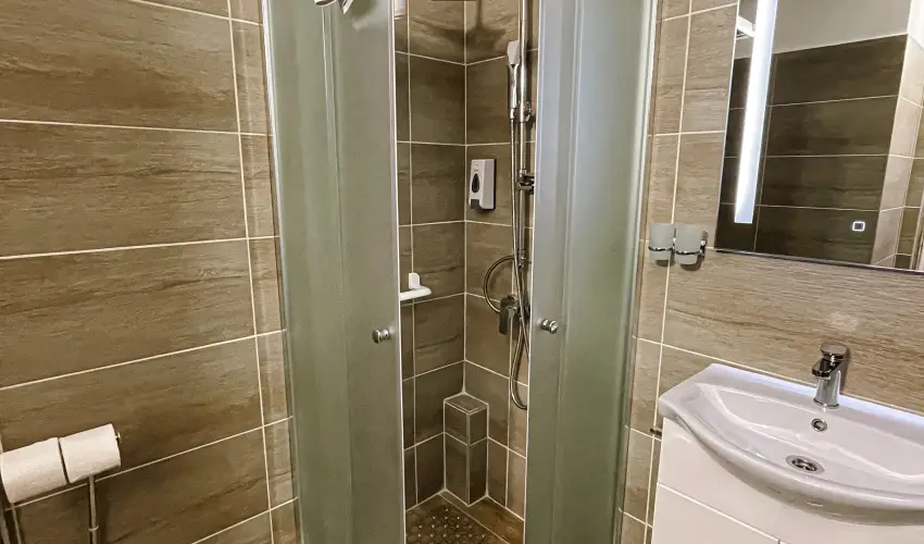 reg-t Hotel Tata - Mjus 1. 