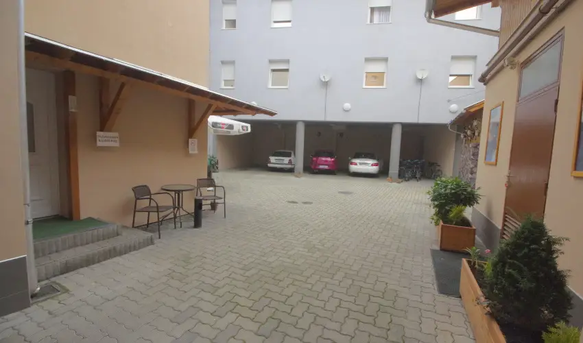 Hotel Vad�szk�rt Sz�kesfeh�rv�r - M�jus 1.