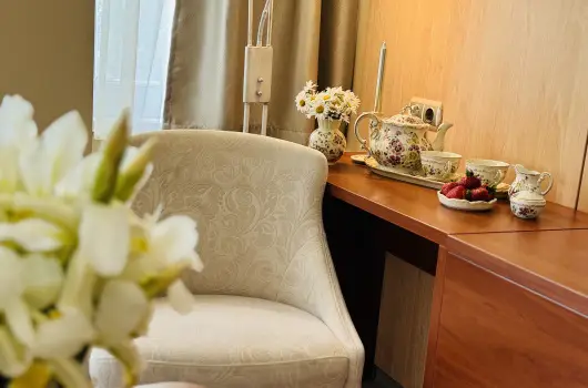 Pl�za Hotel Gyula - M�jus 1.