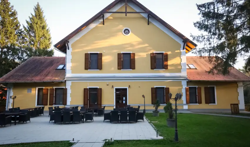 Sasrti Vadszkastly Almamellk - Mjus 1.