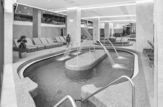Sirius Hotel - M�jus 1. (min. 2 �j)