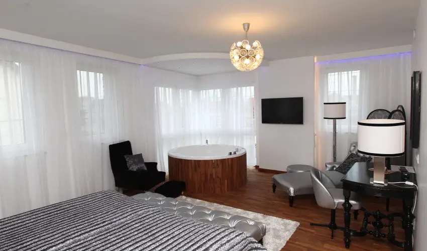 Sz�rcsa Hotel Sz�kesfeh�rv�r - M�jus 1. (min. 2 �j)