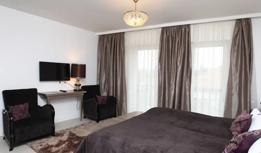 Sz�rcsa Hotel Sz�kesfeh�rv�r - M�jus 1. (min. 2 �j)